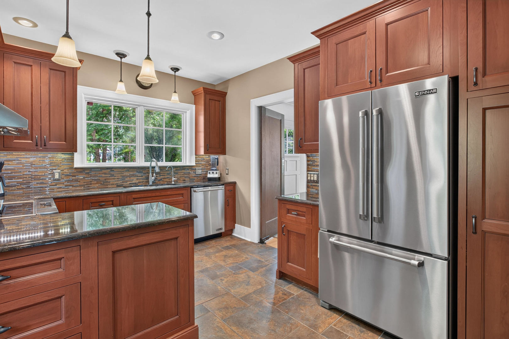 46 Kenwood Avenue Property Photo 23