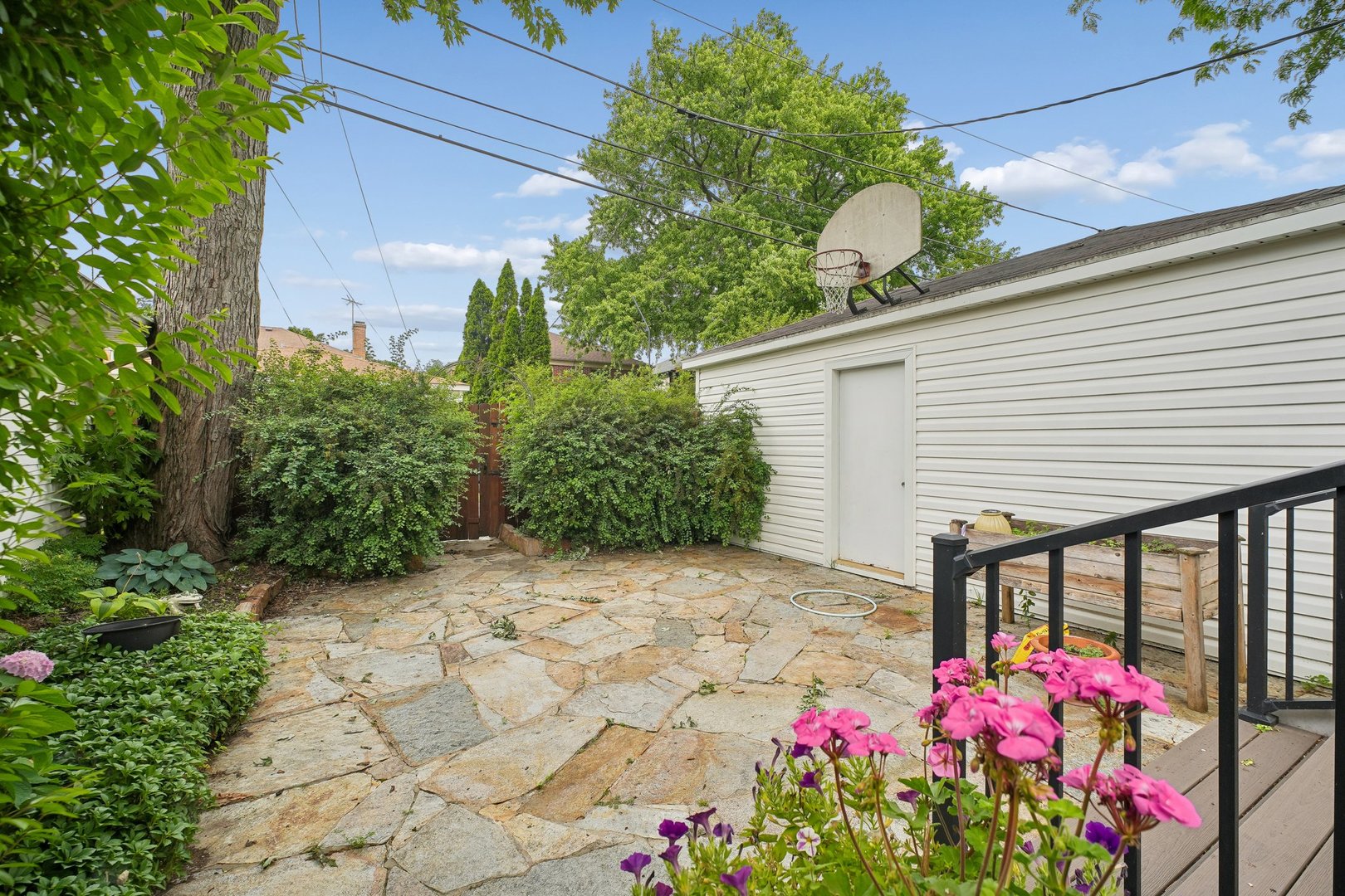 6638 N Trumbull Avenue Property Photo 3