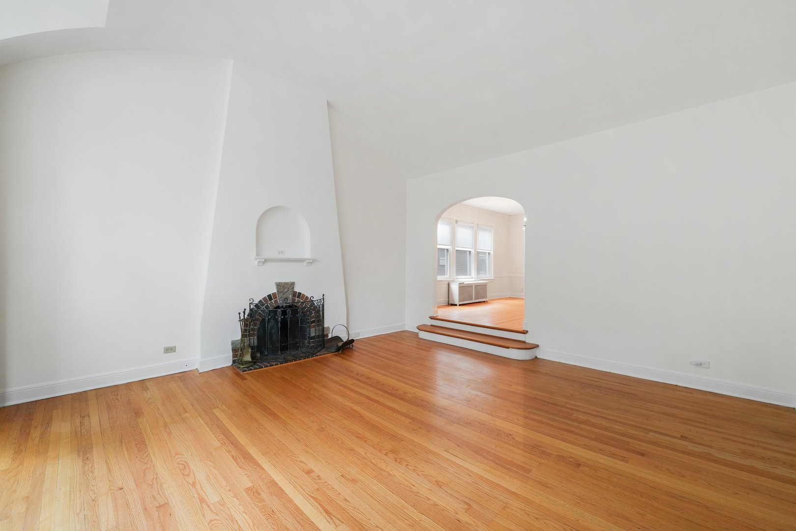 6638 N Trumbull Avenue Property Photo 6