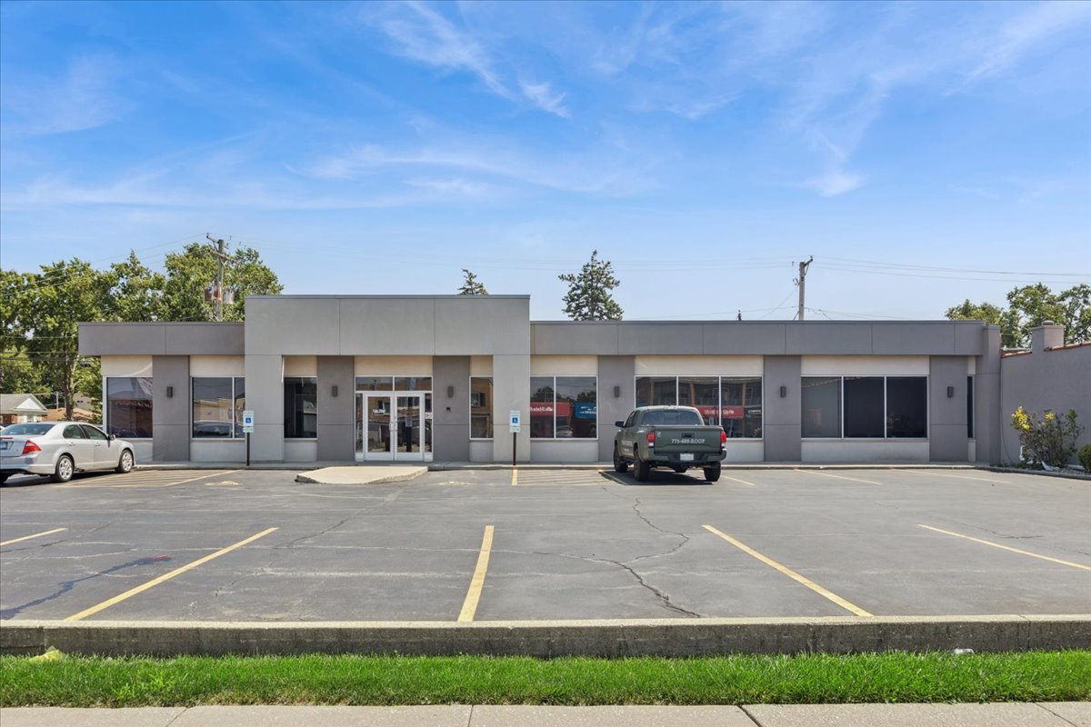 10439 W Cermak Road Property Photo 1