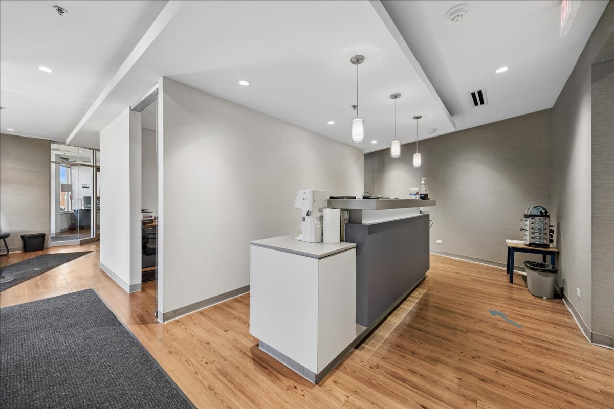 10439 W Cermak Road Property Photo 8