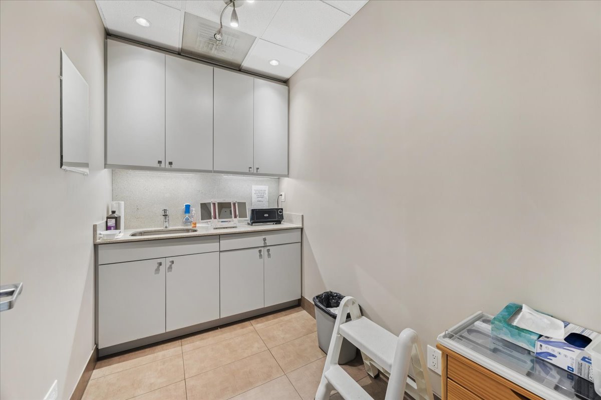 10439 W Cermak Road Property Photo 10