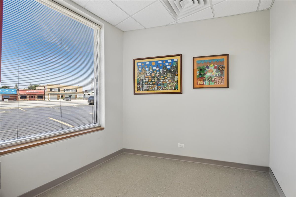 10439 W Cermak Road Property Photo 13