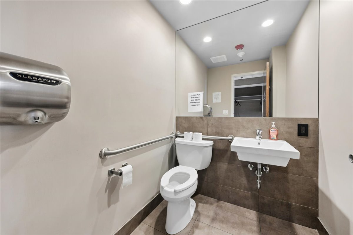10439 W Cermak Road Property Photo 14