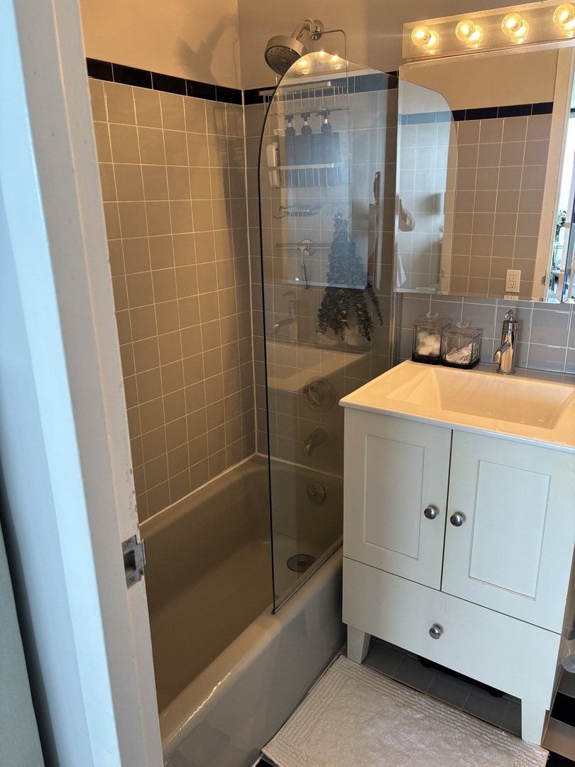 900 N Lake Shore Drive 2111 Property Photo 8