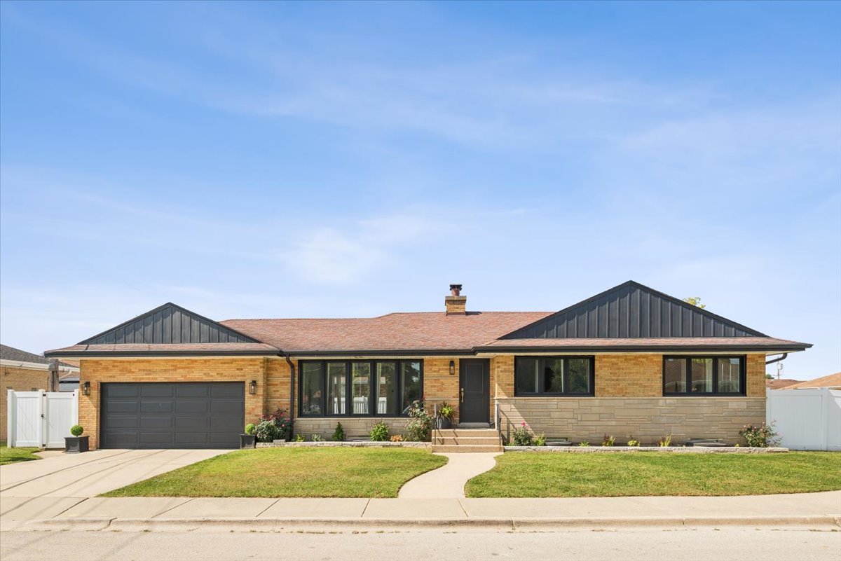8425 W Sunnyside Avenue Property Photo 1