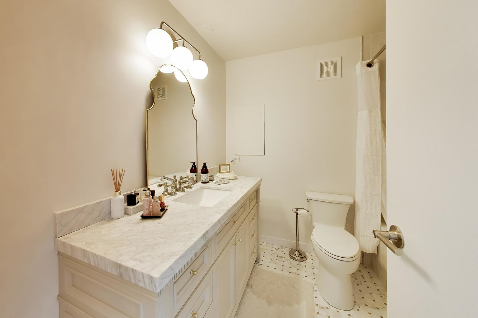 111 E Chestnut Street 35j Property Photo 20