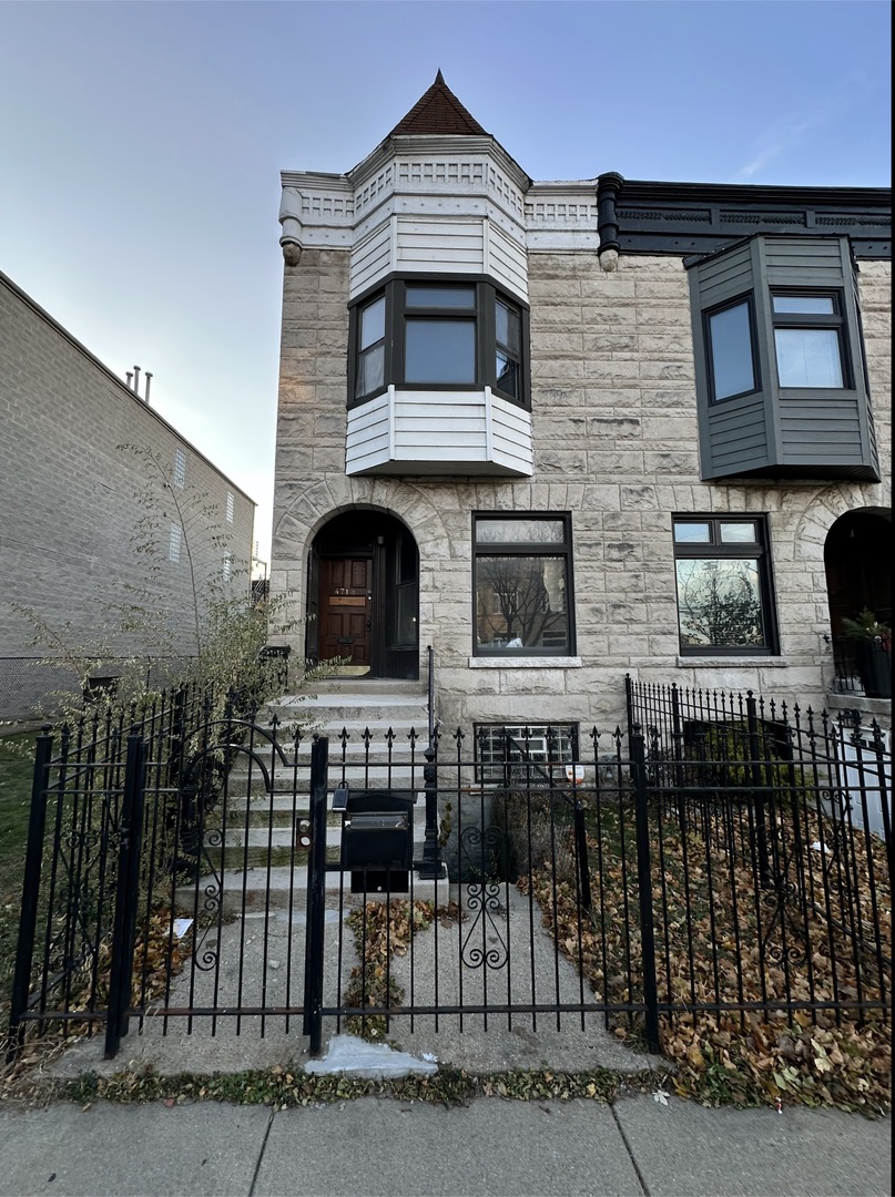 4718 S Langley Avenue Property Photo 1