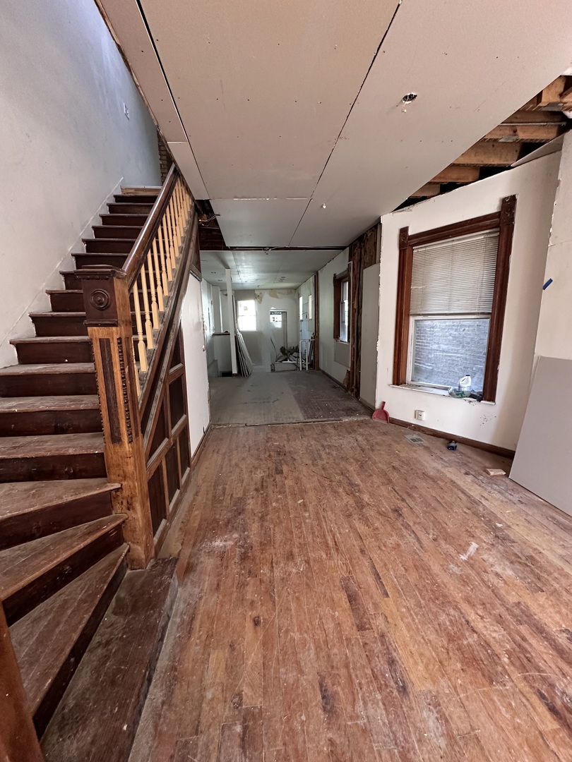4718 S Langley Avenue Property Photo 2