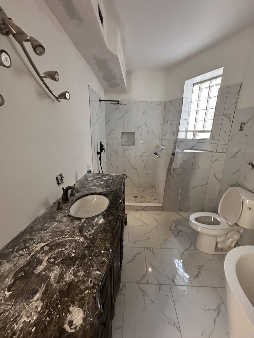 4718 S Langley Avenue Property Photo 3