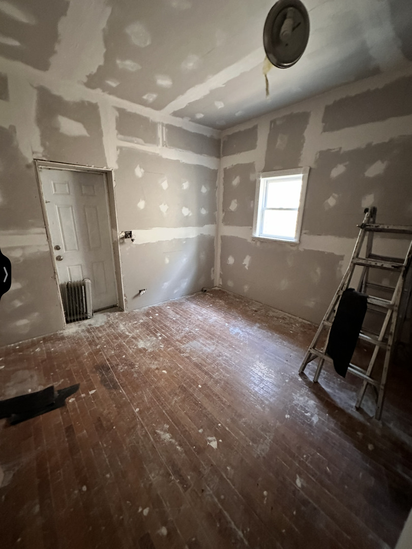 4718 S Langley Avenue Property Photo 5