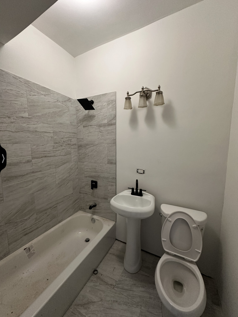 4718 S Langley Avenue Property Photo 6