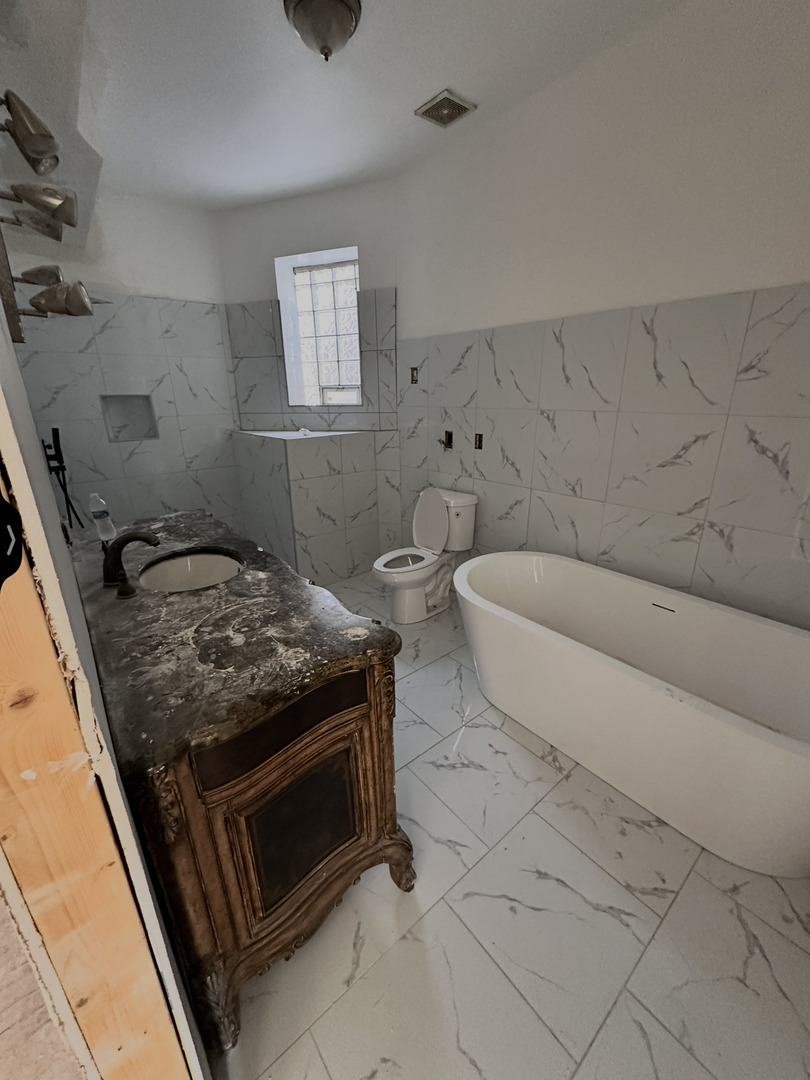 4718 S Langley Avenue Property Photo 7