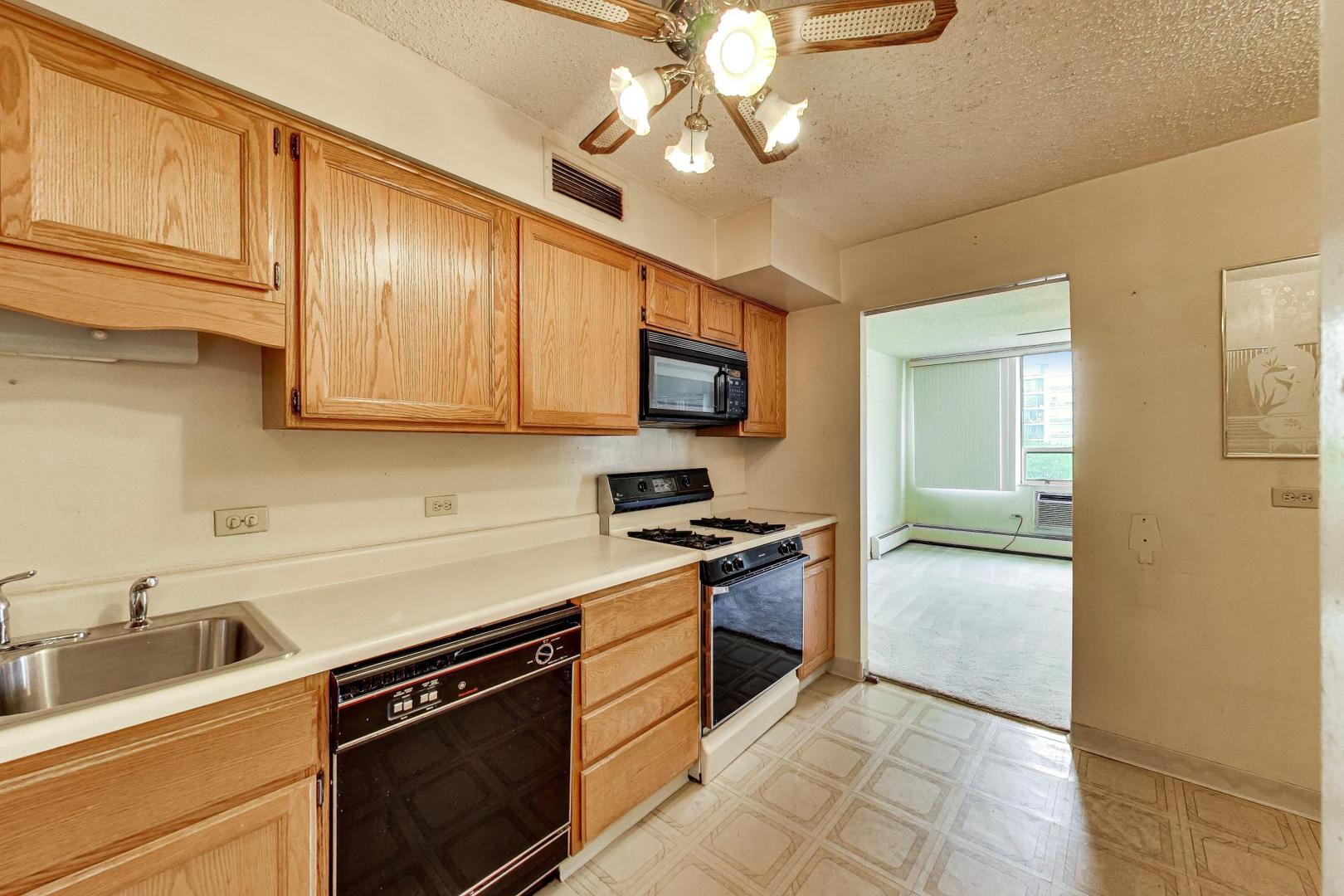 8809 W Golf Road 7f Property Photo 10