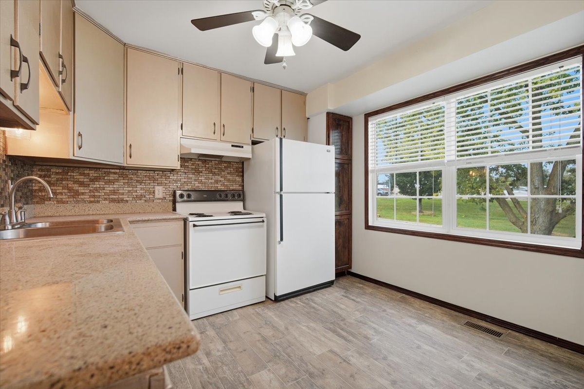 1241 Holiday Lane Property Photo 13