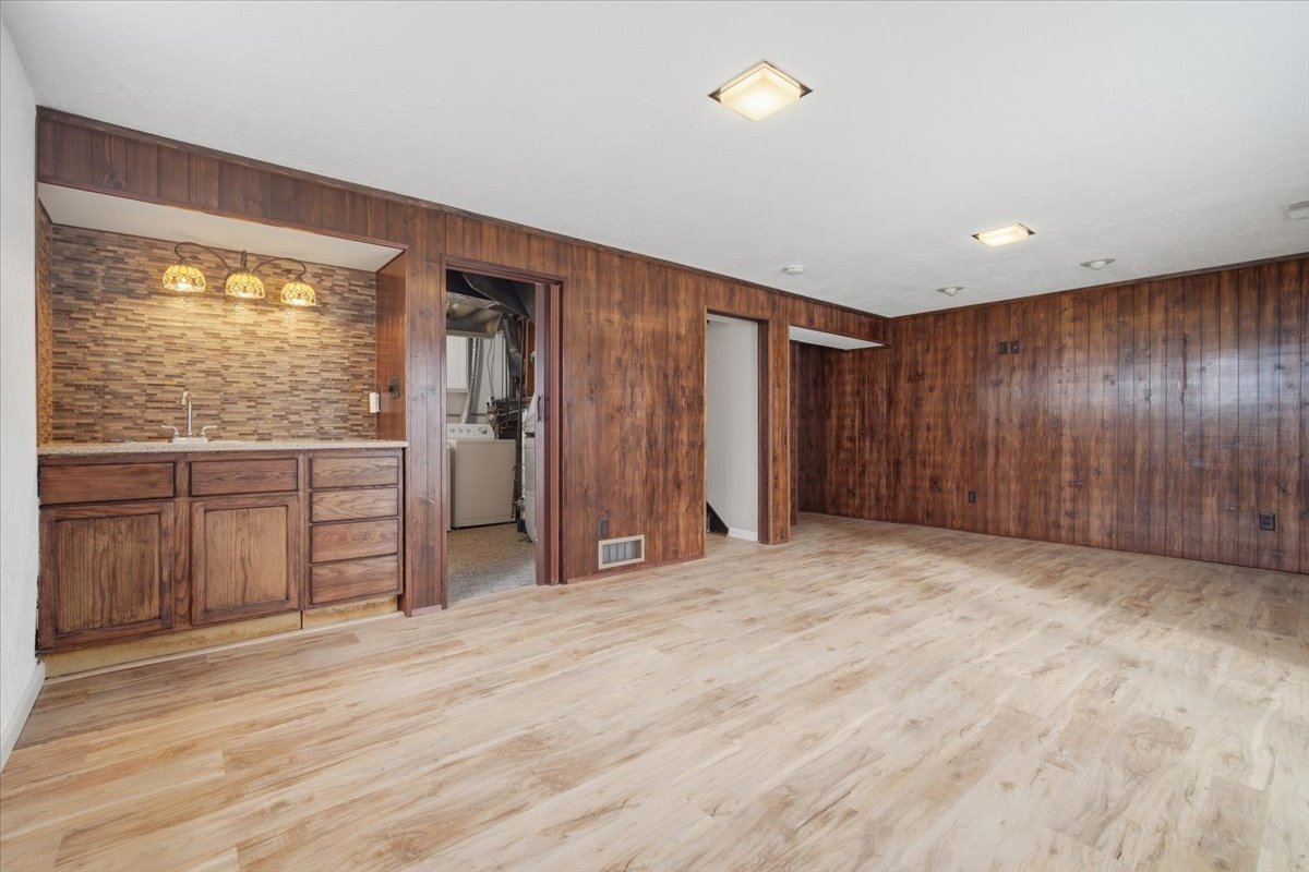 1241 Holiday Lane Property Photo 18