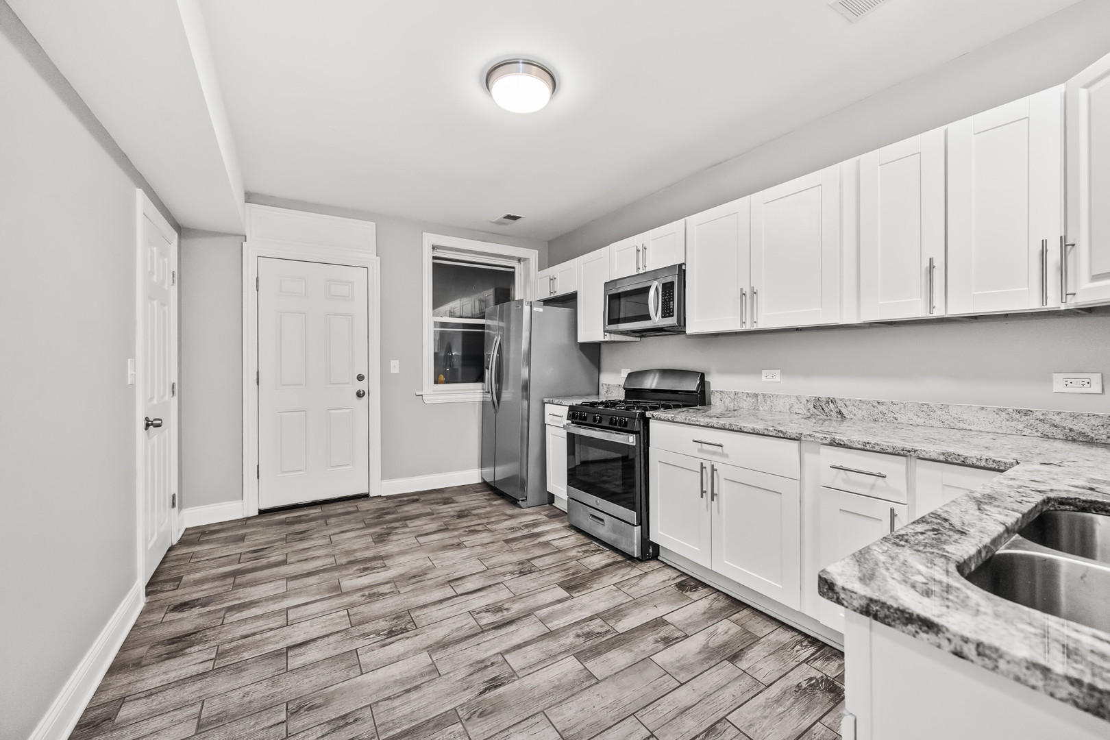 2207-09 N Mango Avenue Property Photo 6