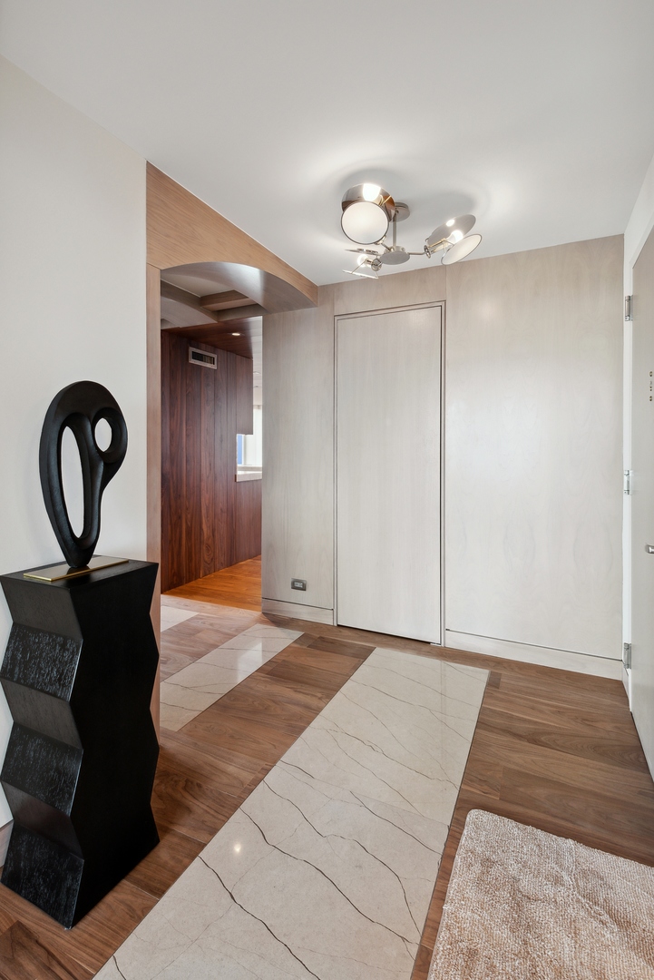 111 E Chestnut Street 56ab Property Photo 3