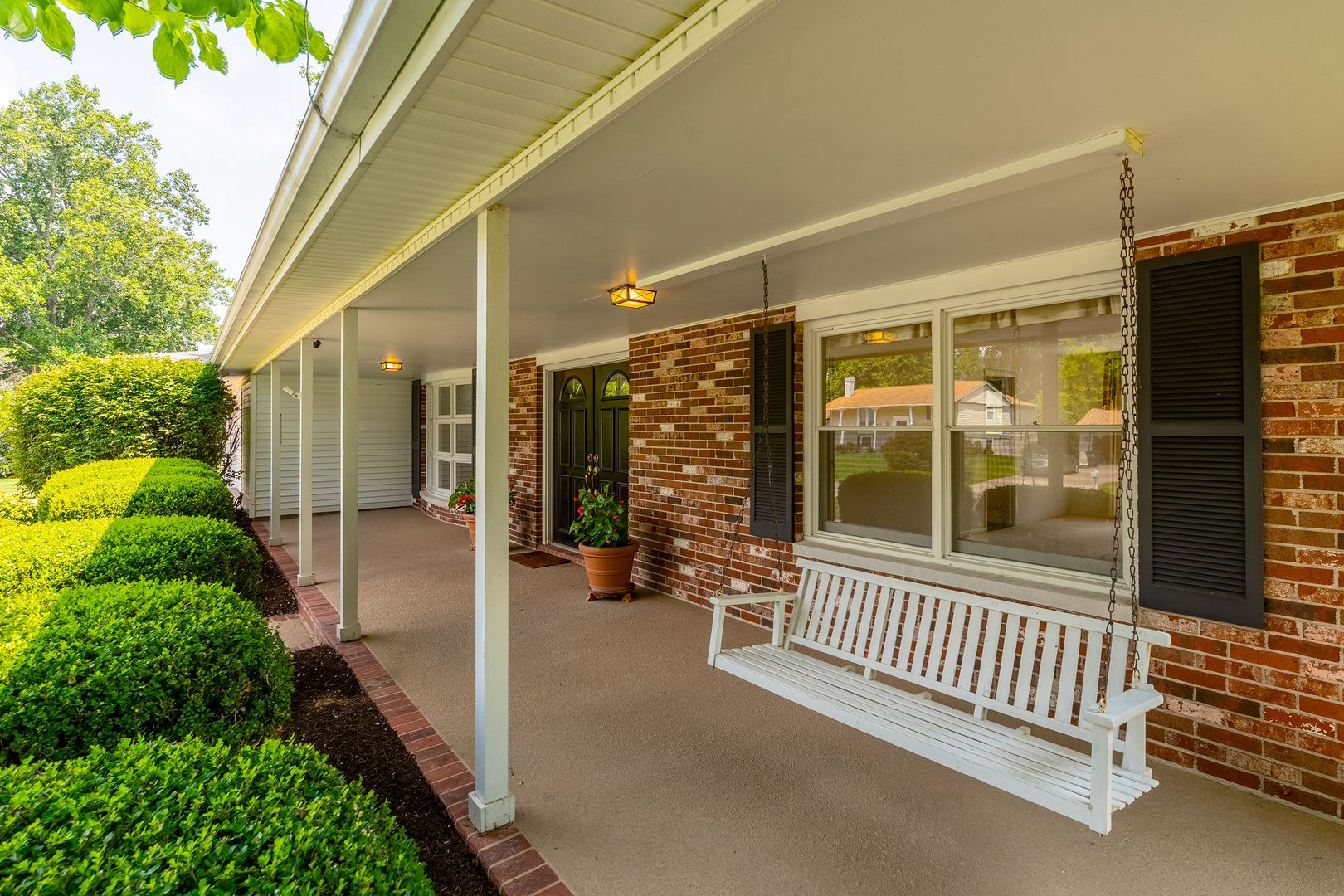 107 N Lark Lane Property Photo 3