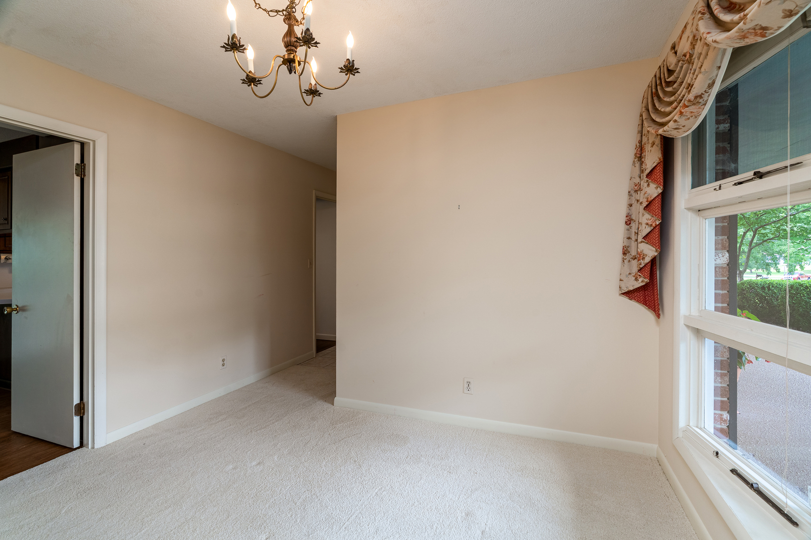 107 N Lark Lane Property Photo 6