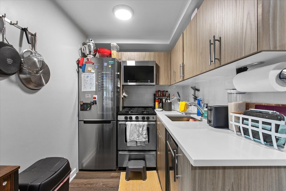 541 W Oakdale Avenue 101 Property Photo 2
