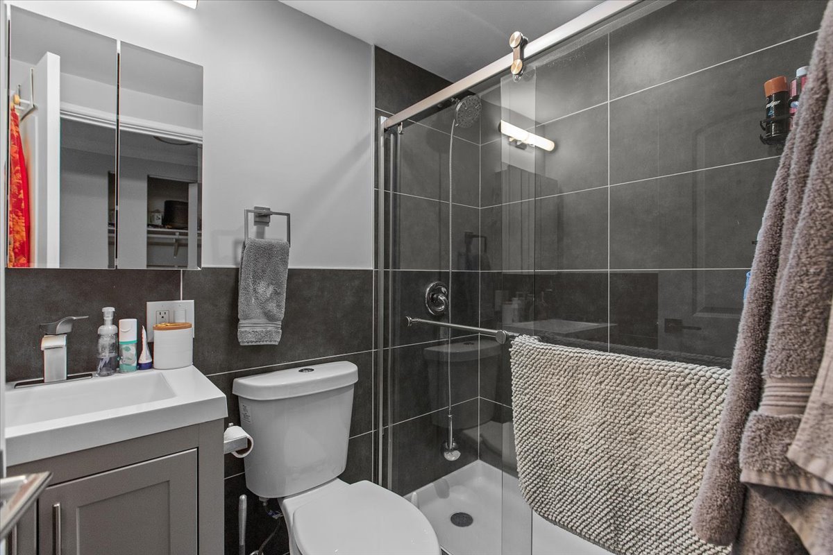 541 W Oakdale Avenue 101 Property Photo 5