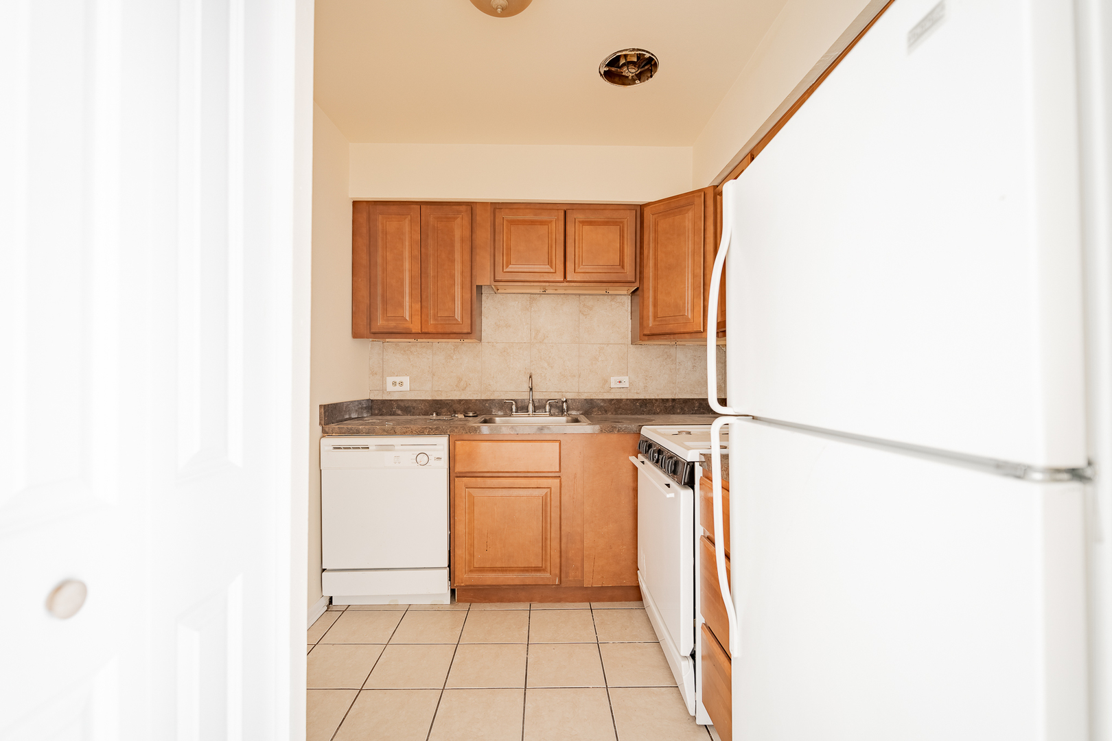 541 W Oakdale Avenue 312 Property Photo 2
