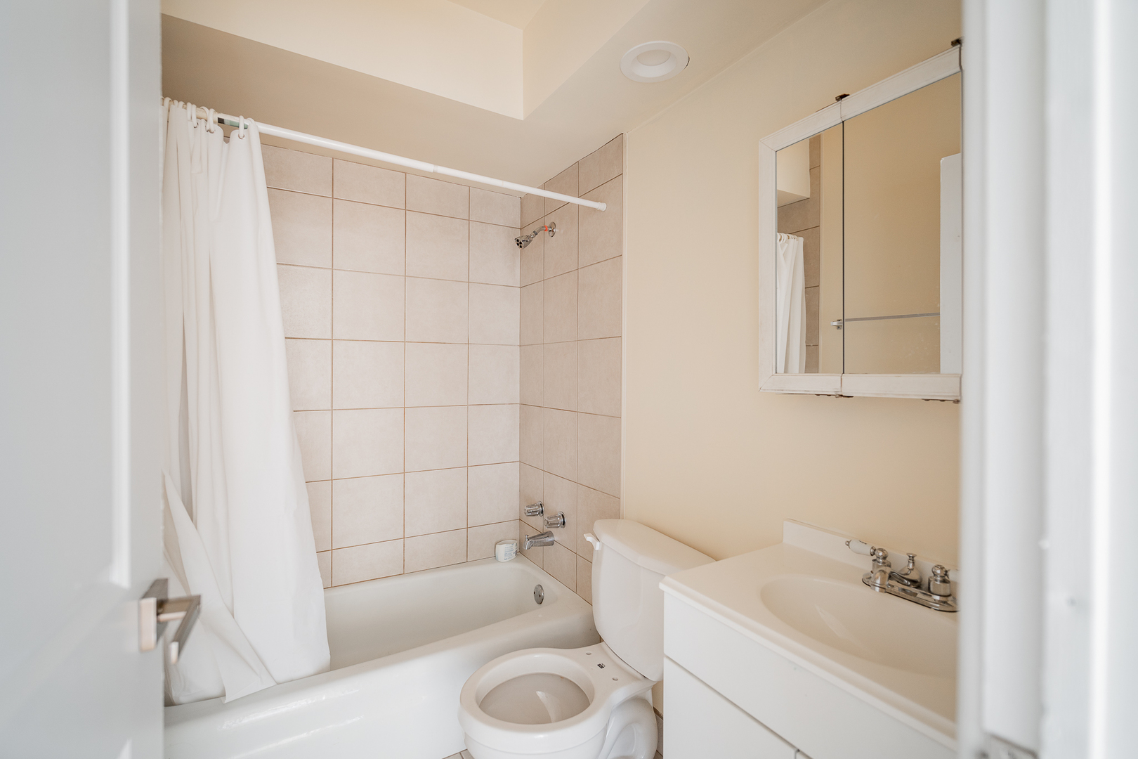 541 W Oakdale Avenue 312 Property Photo 16