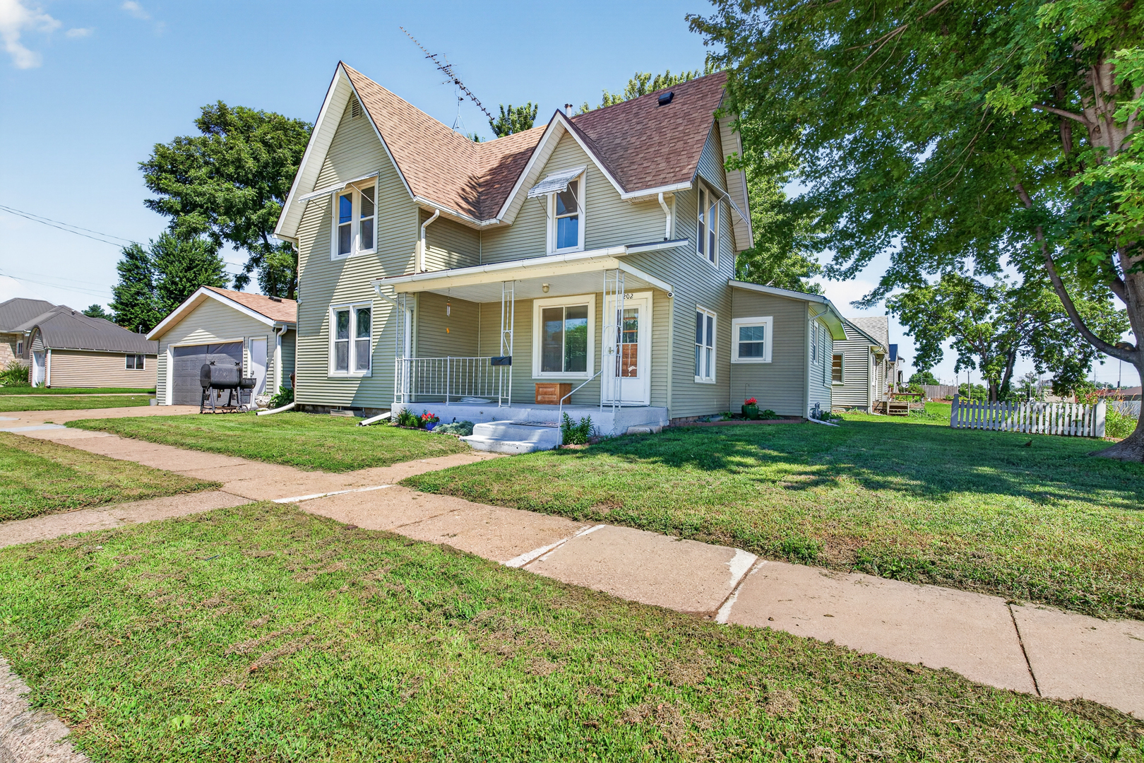 202 Apple Street Property Photo 2