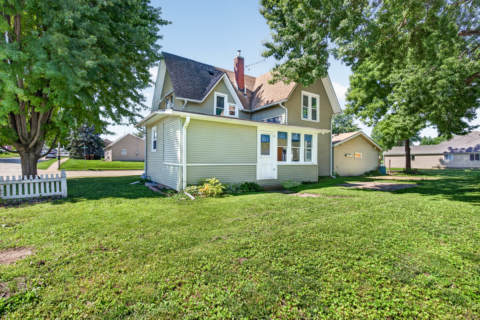 202 Apple Street Property Photo 4