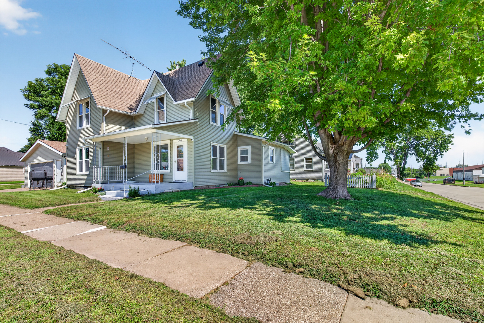 202 Apple Street Property Photo 5