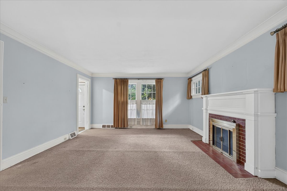732 John Street Property Photo 10