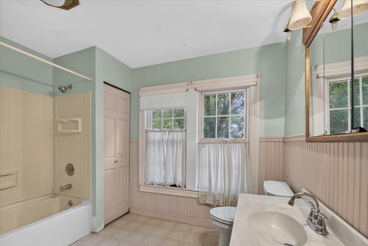 732 John Street Property Photo 25