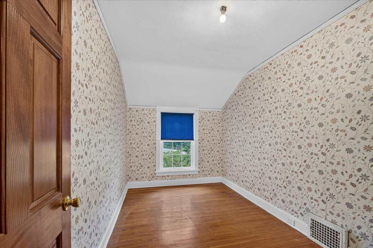 732 John Street Property Photo 31