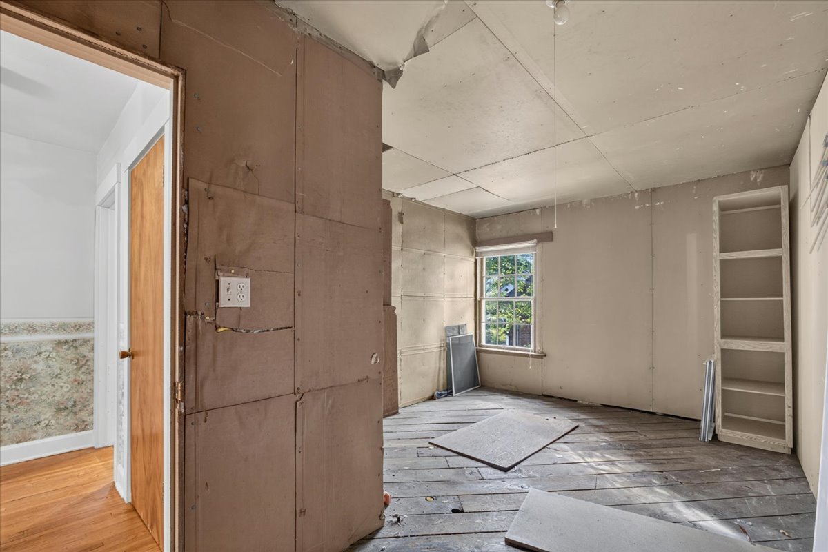 732 John Street Property Photo 35
