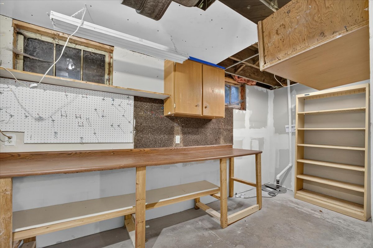 732 John Street Property Photo 38