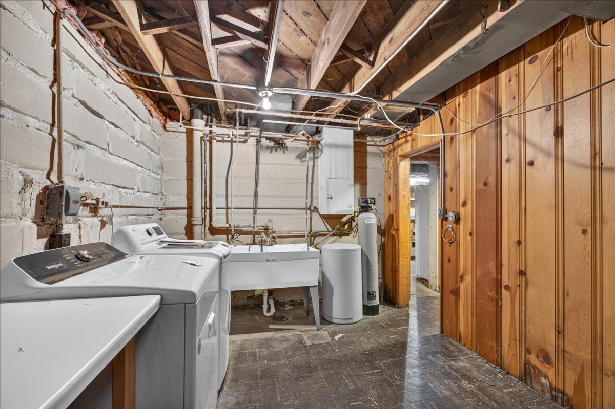 732 John Street Property Photo 39
