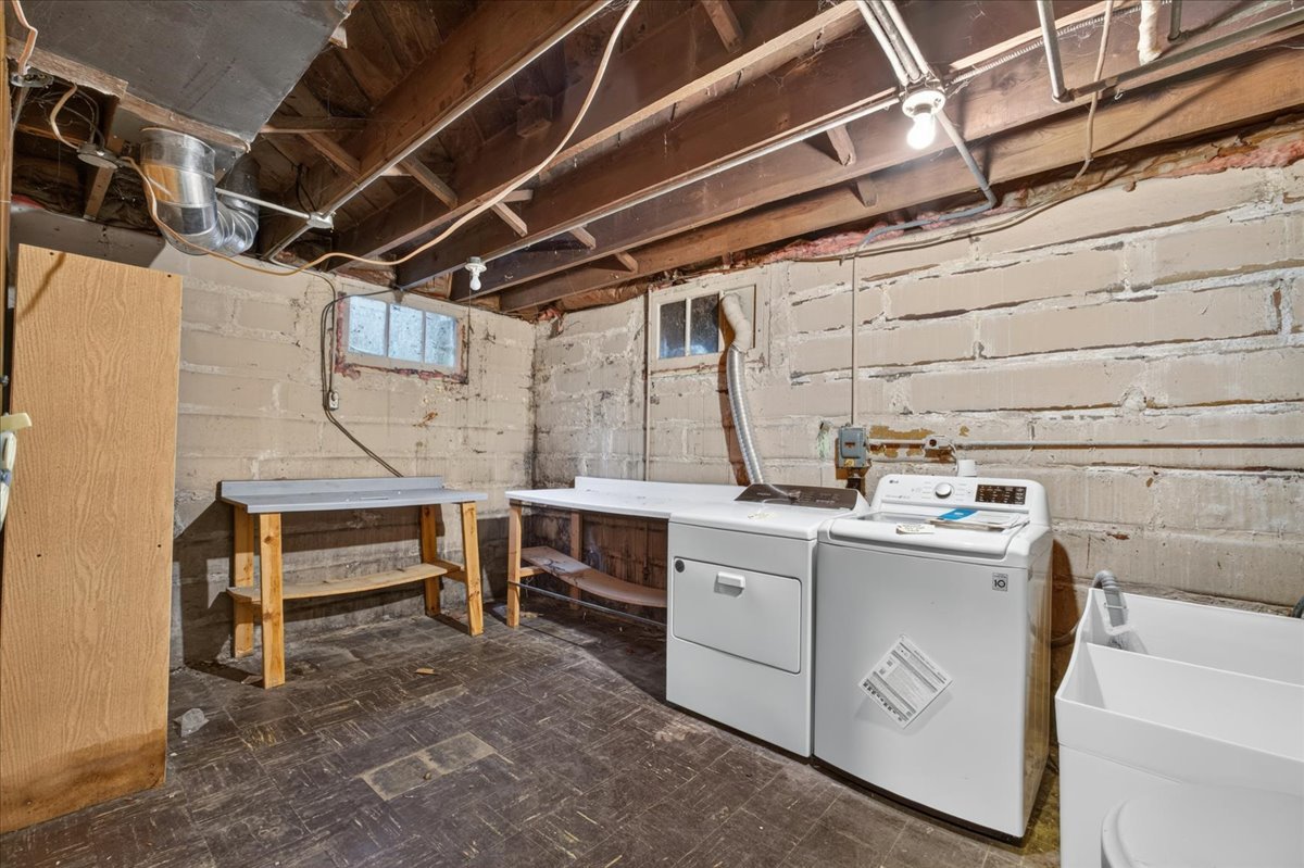 732 John Street Property Photo 40