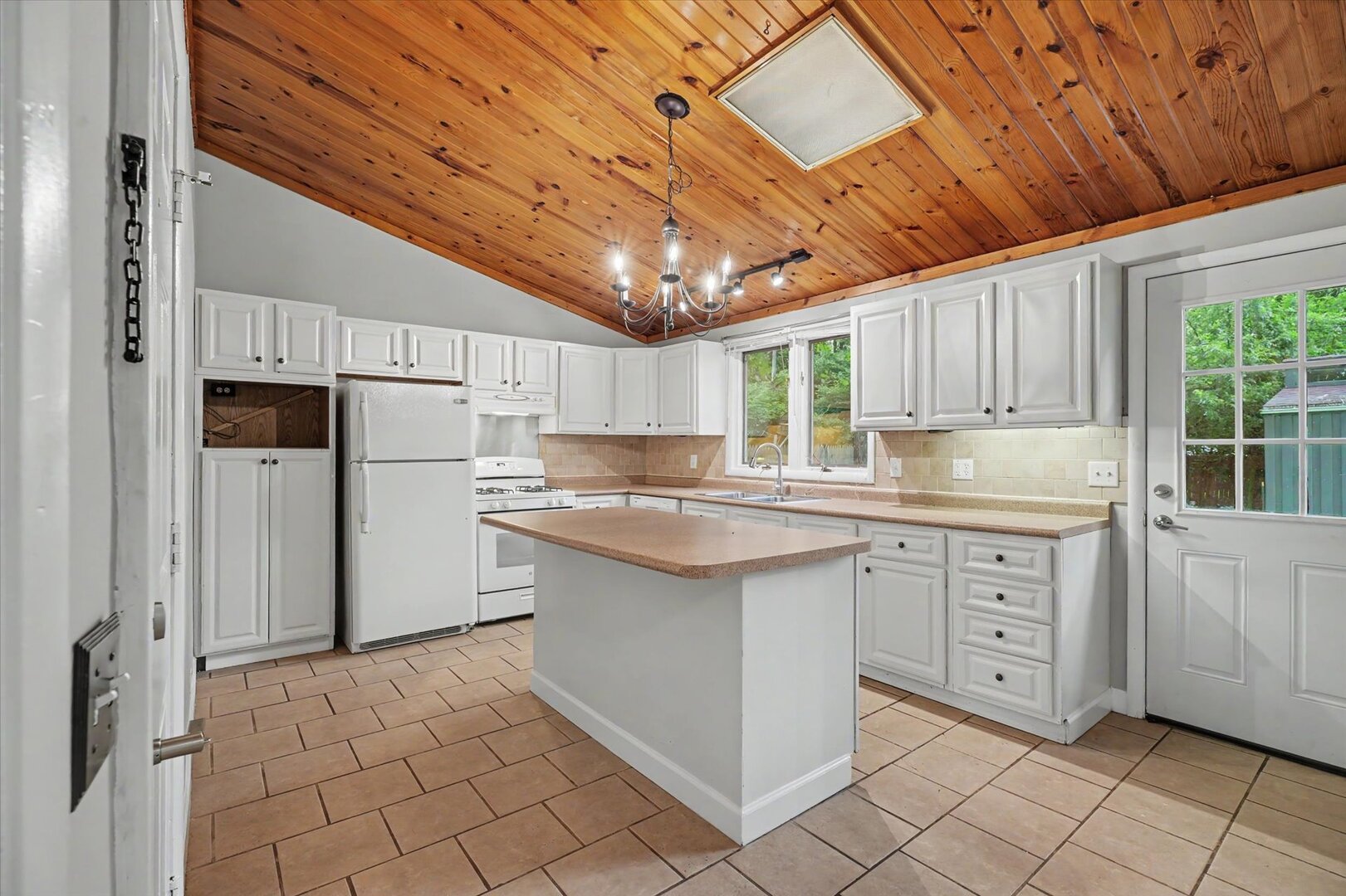 1612 Chevy Chase Drive Property Photo 12