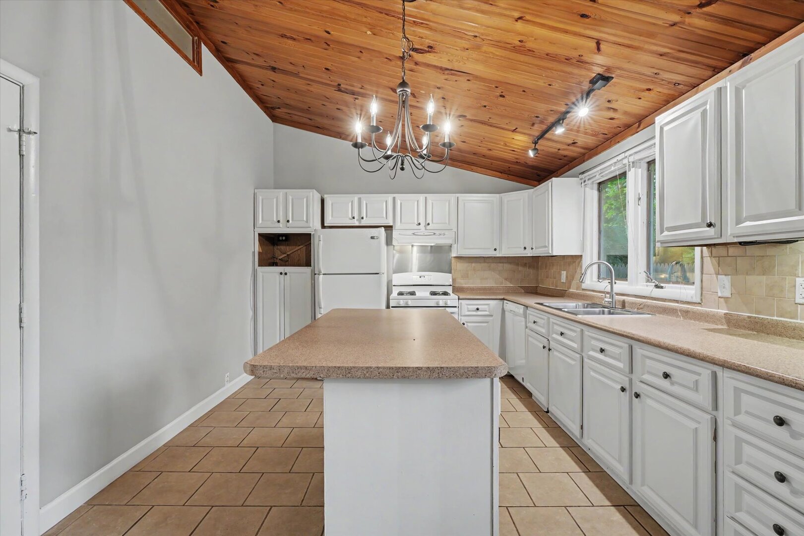 1612 Chevy Chase Drive Property Photo 13