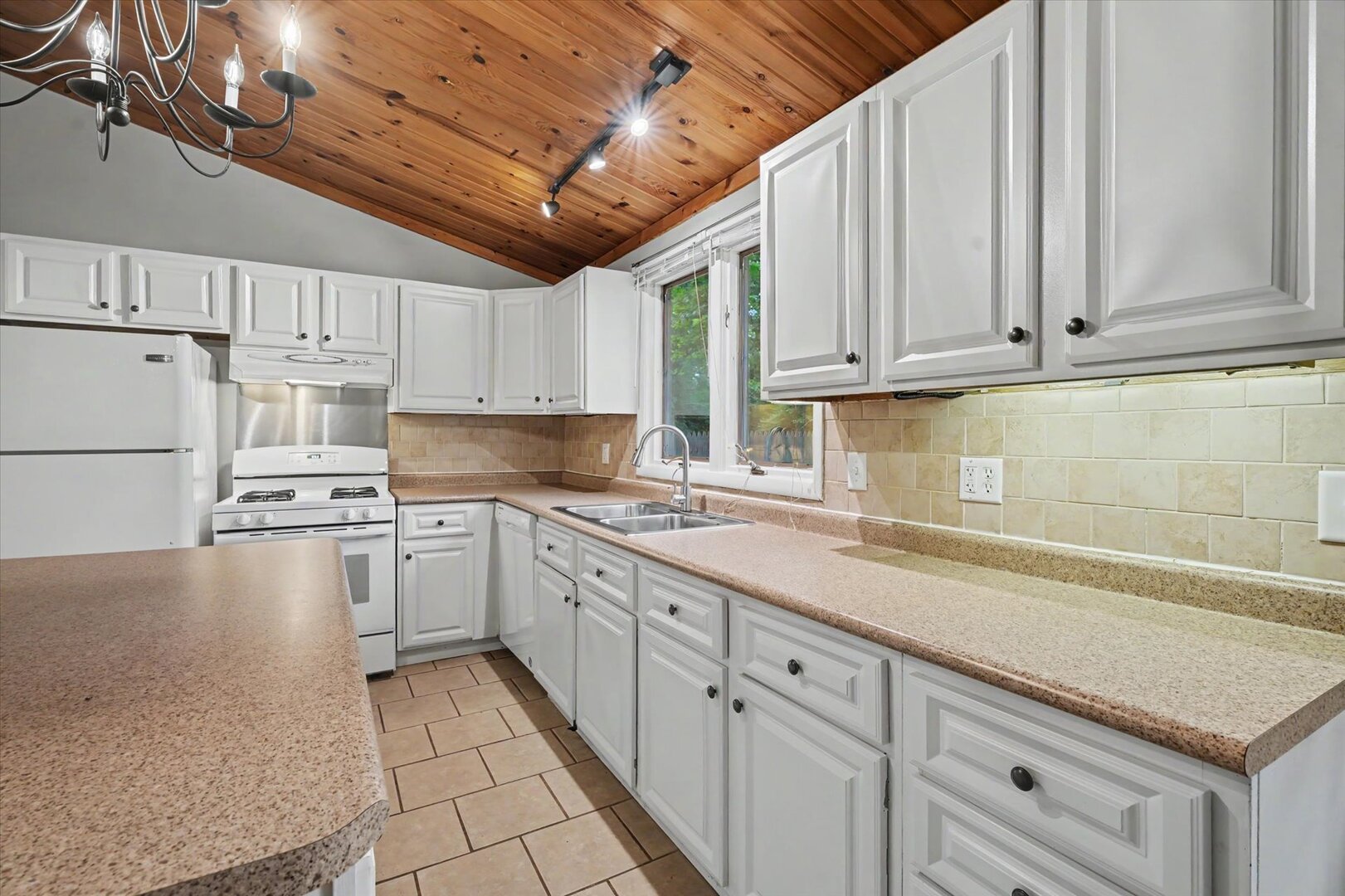 1612 Chevy Chase Drive Property Photo 14
