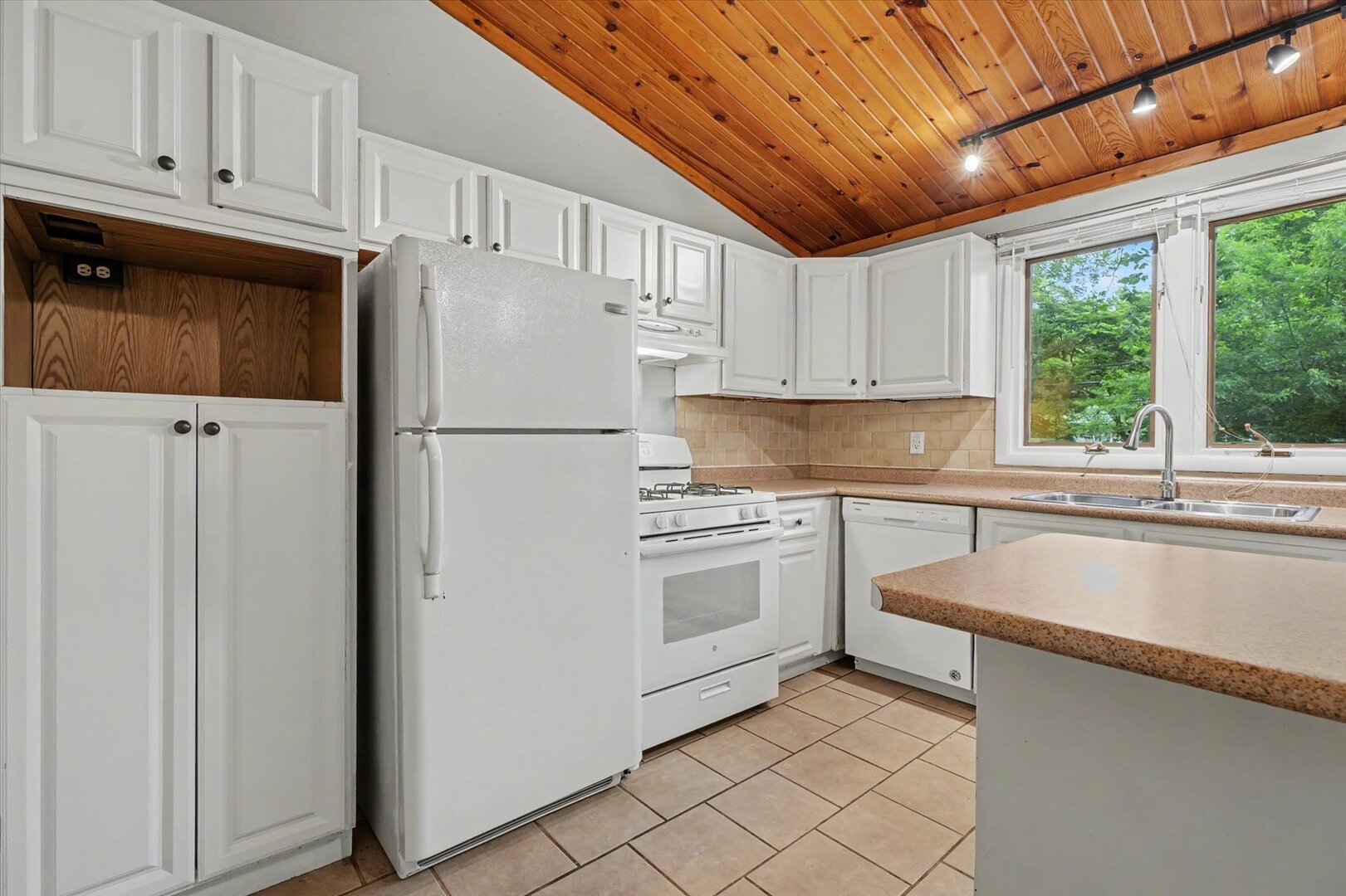 1612 Chevy Chase Drive Property Photo 15