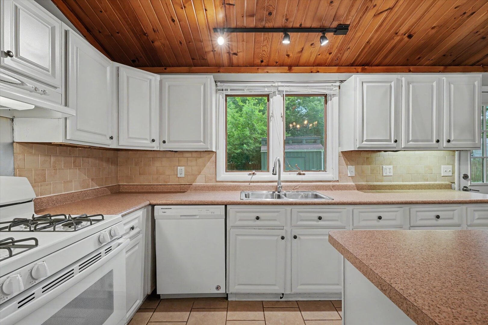 1612 Chevy Chase Drive Property Photo 16