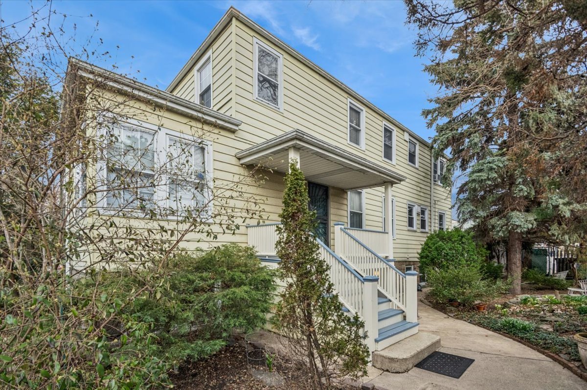 1762 W Morse Avenue Property Photo 1