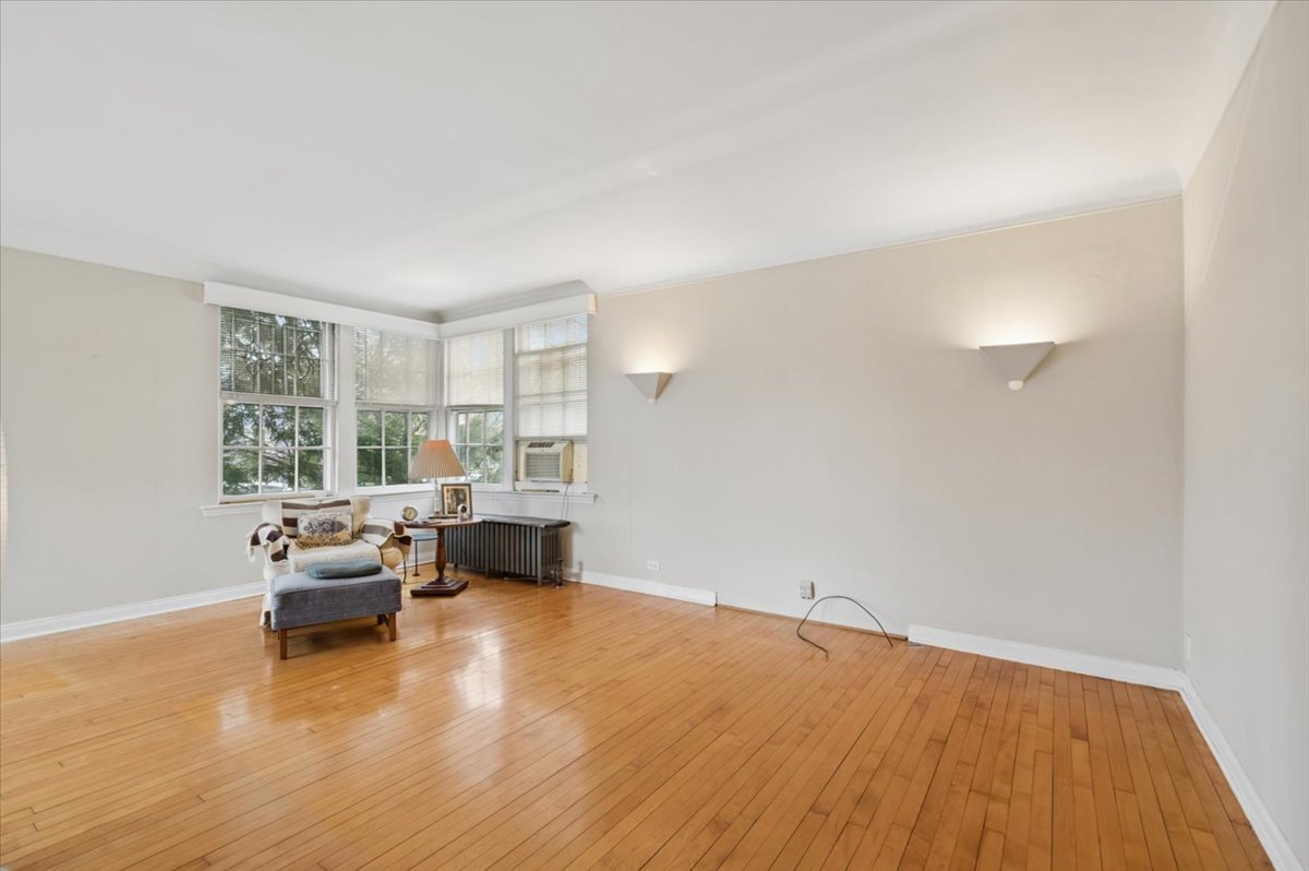 1762 W Morse Avenue Property Photo 4