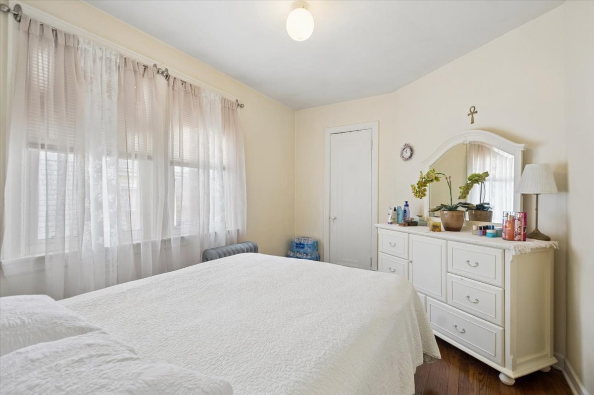 1762 W Morse Avenue Property Photo 13