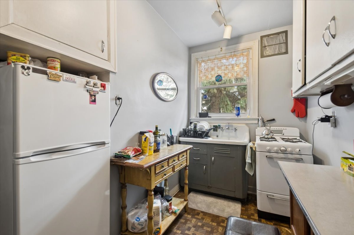 1762 W Morse Avenue Property Photo 15