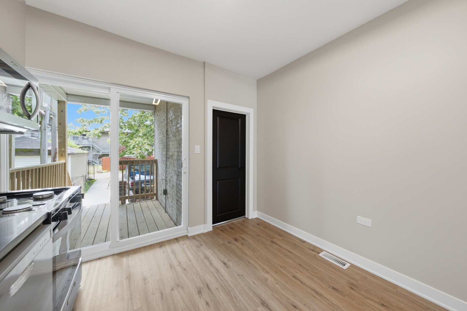 6828 S Champlain Avenue Property Photo 5