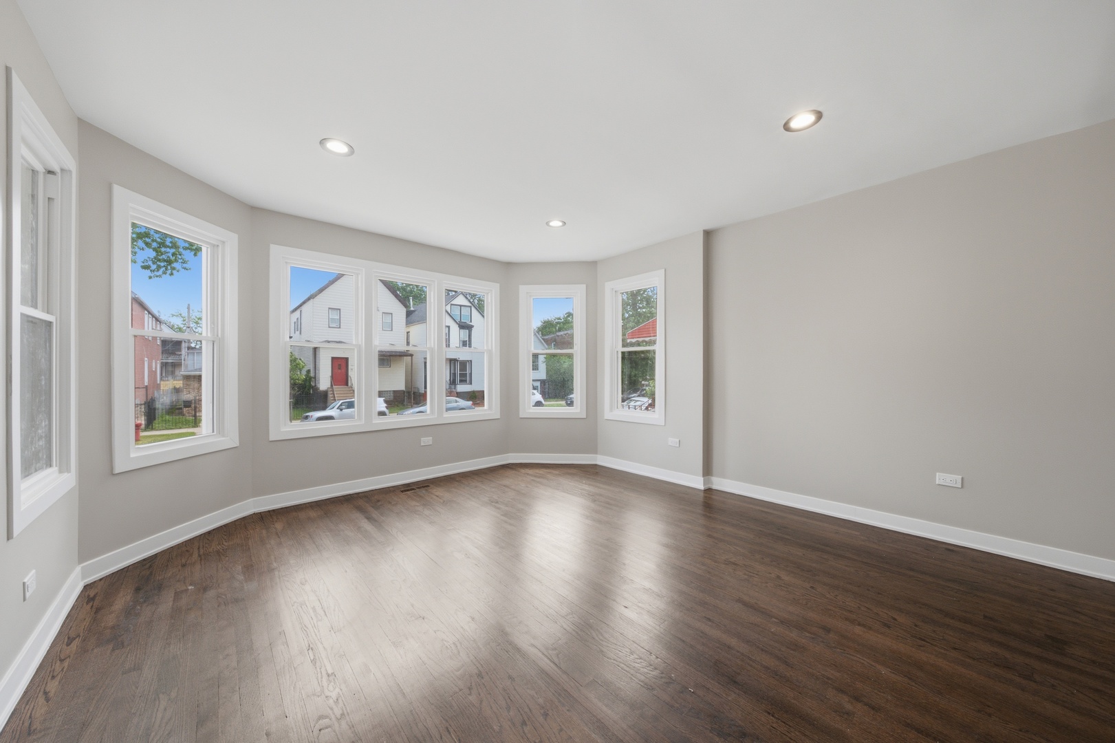 6828 S Champlain Avenue Property Photo 6