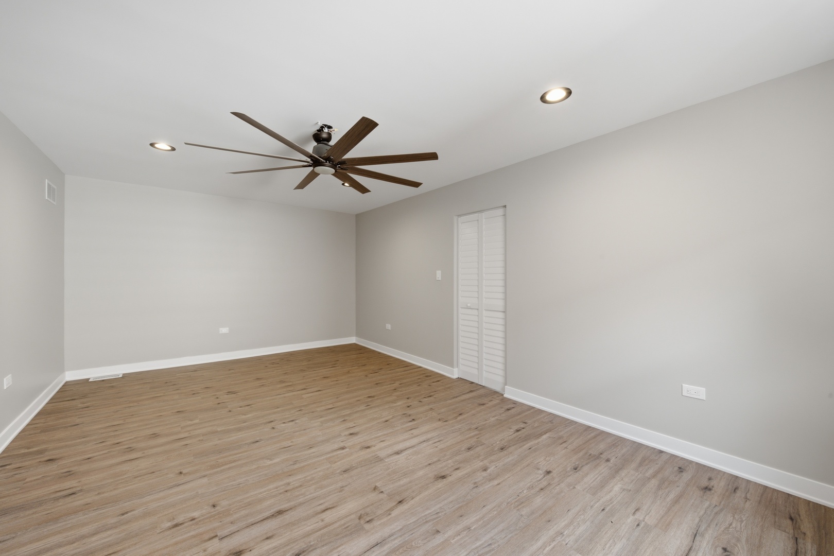 6828 S Champlain Avenue Property Photo 20